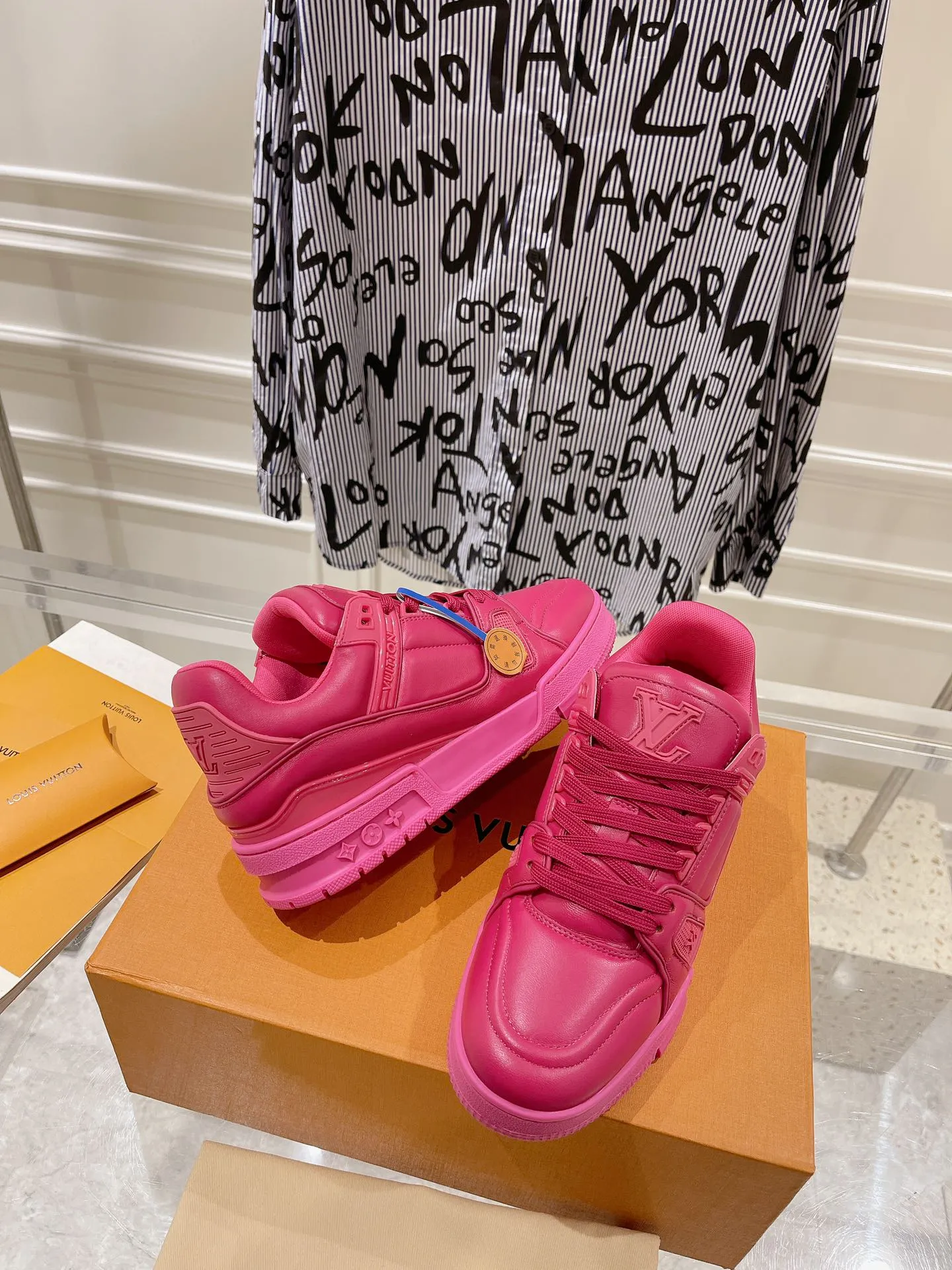 👟👟Ex-factory price 840👟👟 Top version #couple style 2024 hot LV 𝘁𝗿𝗮𝗶𝗻𝗲𝗿 series of the latest couple style sneakers, the quality has been upgraded again, the details are awesome, it just doesn’t look too good! The model was sold out immediately within ten minutes of the official website going on sale. TPU outsole, mold fee is 2w+. The texture is comparable to the original version. The feet are made of polymeter micro-material and breathable British mesh. The details are the same as the original version. Please pay attention to distinguish the currency materials on the market. Size: Female 35-39, Male 39-45M